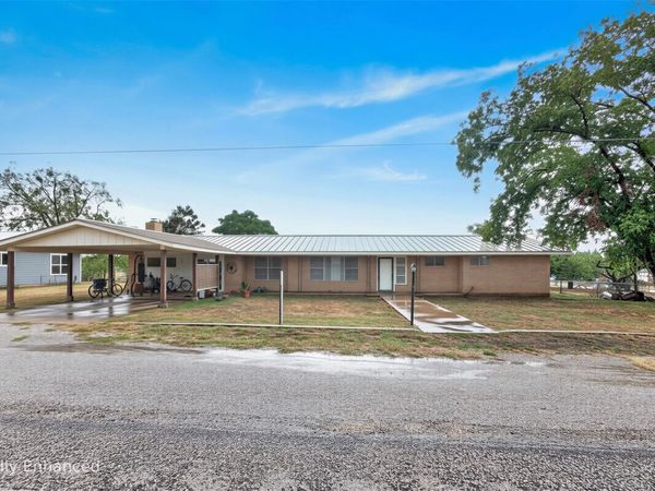 1205 W Haynie ST, Llano, TX 78643