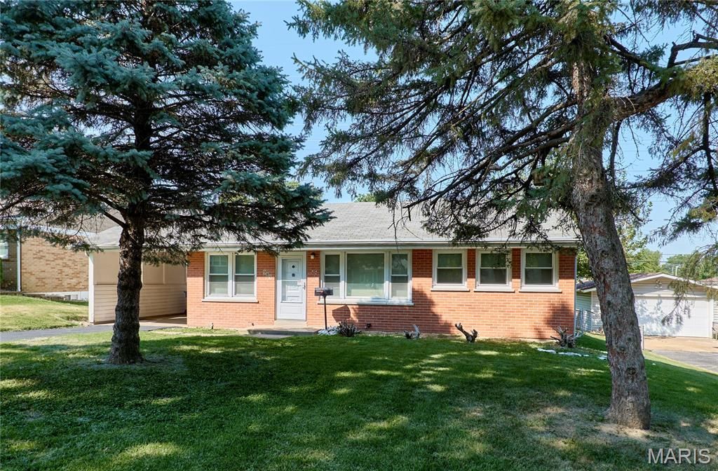 985 Saint Patrice Lane, Florissant, MO 63031 Main Photo