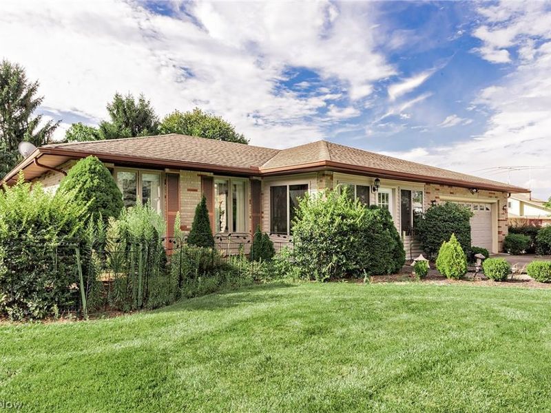 7681 Plumwood Lane, Seven Hills, OH 44131 Photo 2