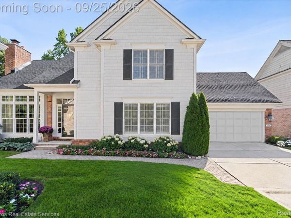 936 Lochmoor Place, Grosse Pointe Woods, Mi 48236