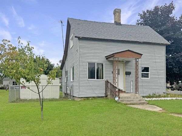 2100 14TH AVENUE, Menominee, MI 49858