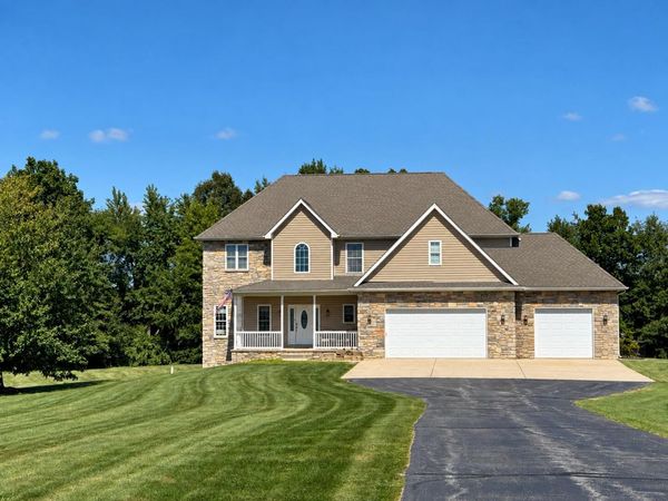 231 Stone Creek Lane , Valparaiso, IN 46383