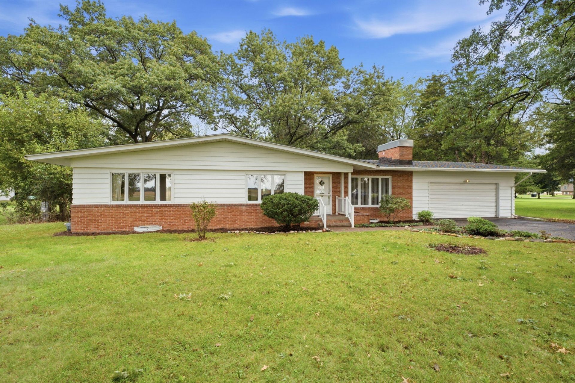 2369 Fruitland Rd, Muscatine, IA 52761 Main Photo