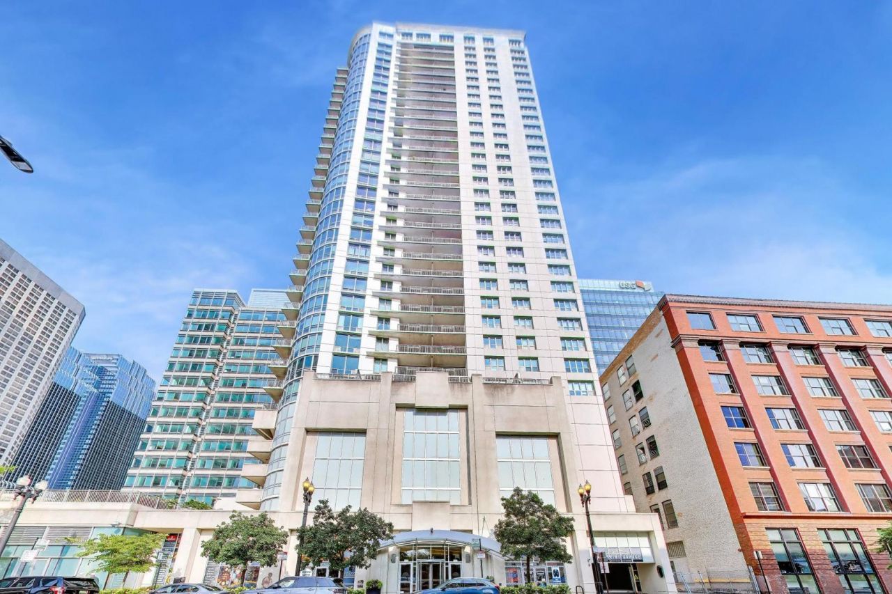 125 S Jefferson Street, Unit 1005, Chicago, IL 60661 Main Photo