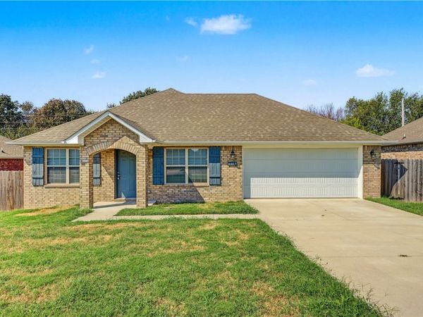 813 Saddlebrook Street , Gentry, AR 72734