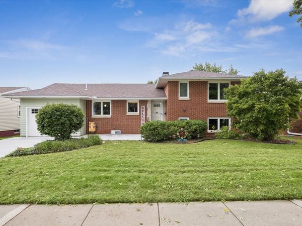 1001 12th Street , De Witt, IA 52742