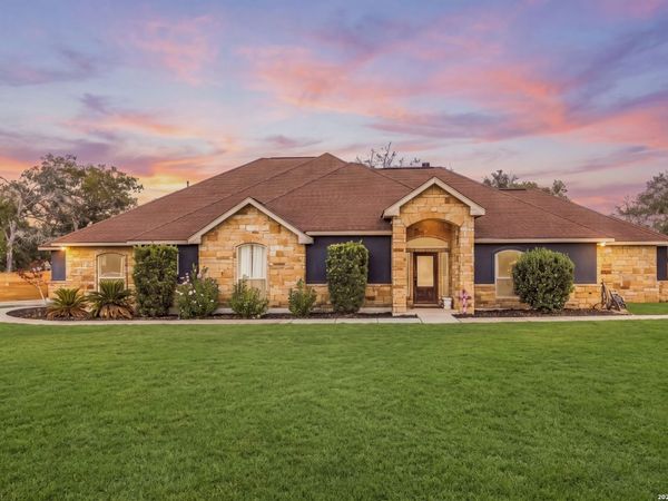 112 ABREGO KNOLL DR, Floresville, TX 78114