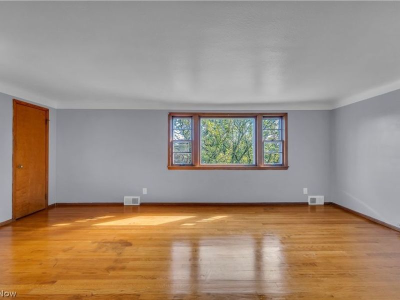 77 Solon Road, Unit 2/UP, Bedford, OH 44146 Photo 4