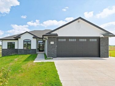 22561 APPLEWOOD Road, GLENWOOD, IA 51534