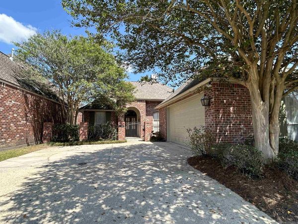 10831 N Shoreline Dr, Baton Rouge, LA 70809