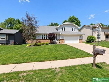 606 Woodbine Drive, Papillion, NE 68046