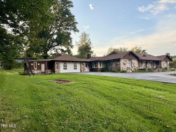 411 Northeast Centre Avenue, Coeburn, VA 24230