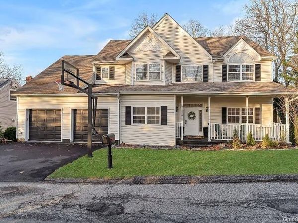 33 Potter Ln , Halesite, NY 11743
