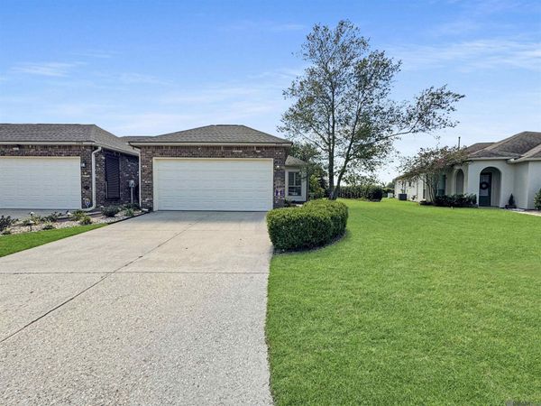5344 Courtyard Dr, Gonzales, LA 70737