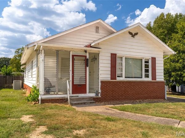 1207 Maple , Benton, IL 62812