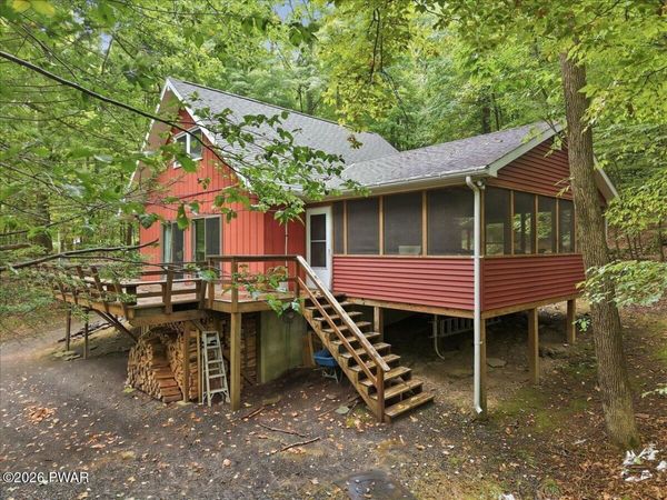 110 W Shore Drive , Hawley, PA 18428