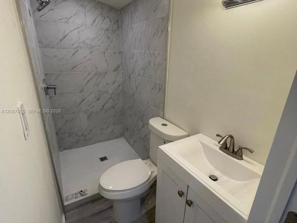 2484 SW 10th St , Miami, FL 33135