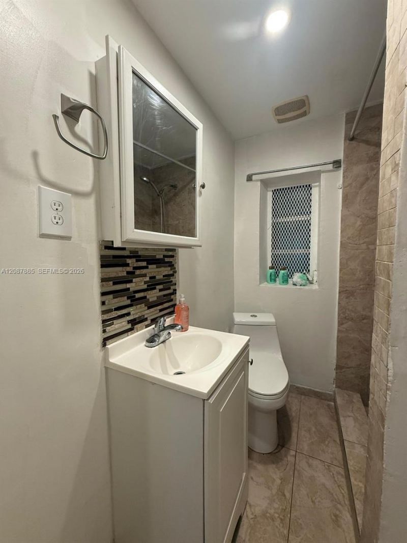 2484 SW 10th St, Miami, FL 33135 Photo