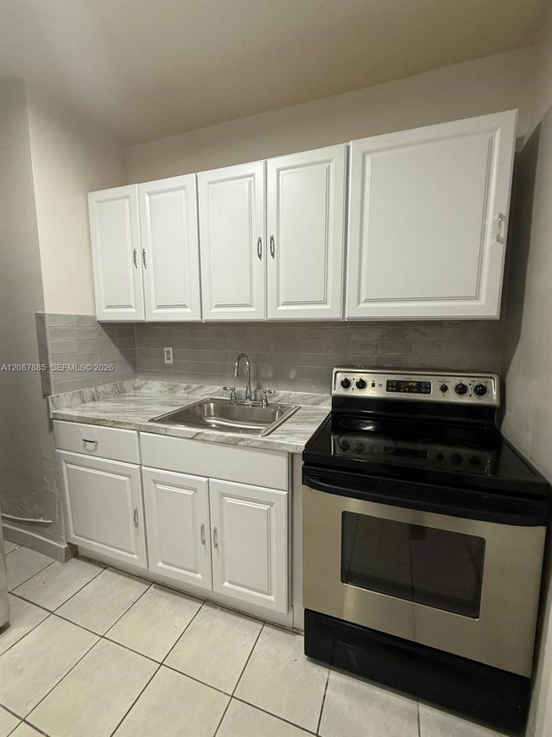 2484 SW 10th St, Miami, FL 33135 Photo