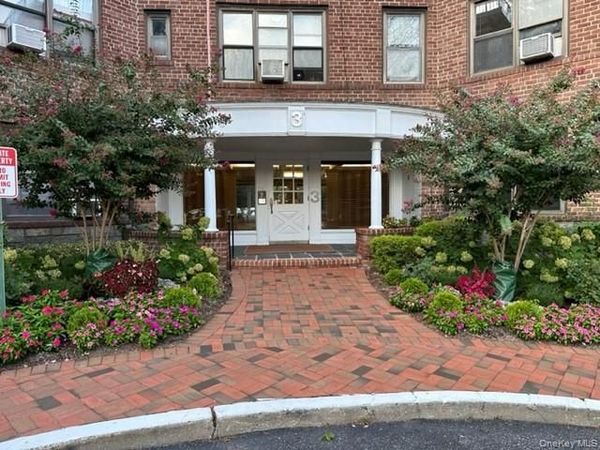 3 Townhouse Place, Unit 3A, Great Neck, NY 11021