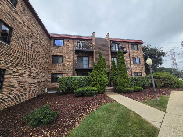 1761 W Algonquin Road , Unit 1B, Mount Prospect, IL 60056
