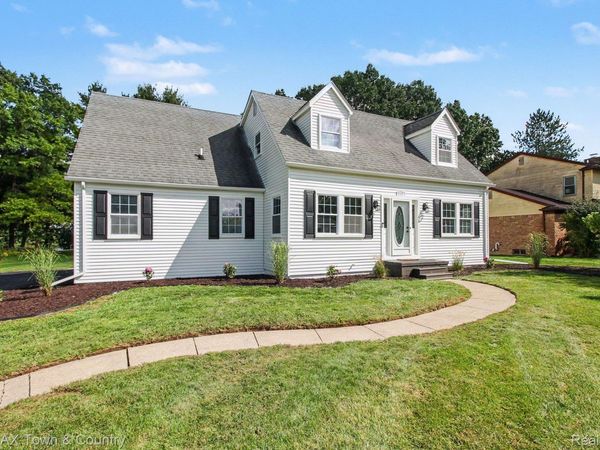 1337 Osborn Lake Drive, Brighton Township, Mi 48114