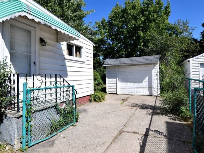 1427 E 252nd Street, Euclid, OH 44117 Photo 2