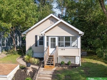 5810 CEDAR Street, Omaha, NE 68106