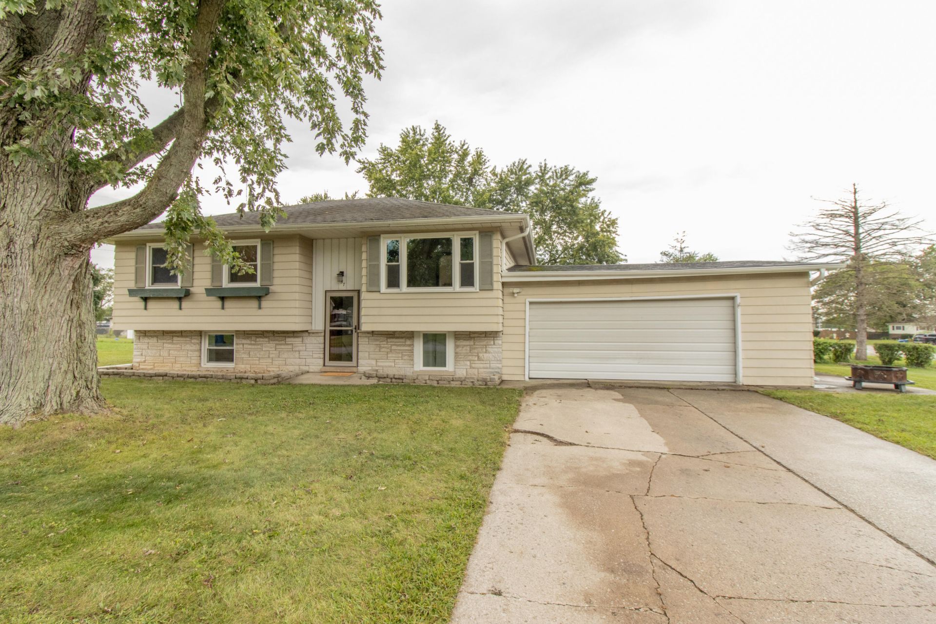 257 Navajo Trail, Lowell, IN 46356 Main Photo