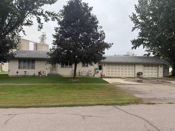419 3rd St, Maurice, IA 51036