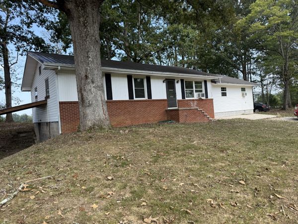 210 Snow Ln, Harriman, TN 37748
