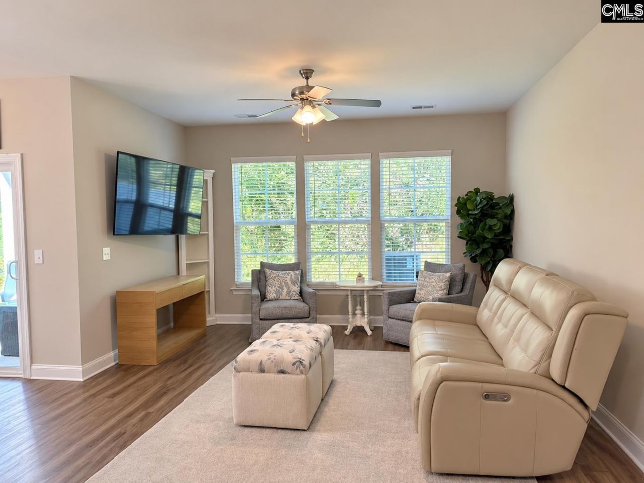 318 Clarendon Court  Photo 4