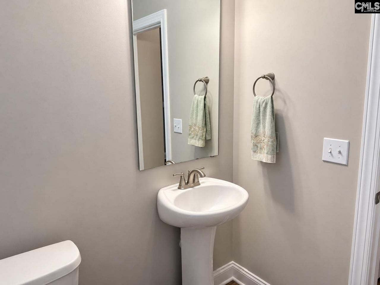 318 Clarendon Court  Photo 8