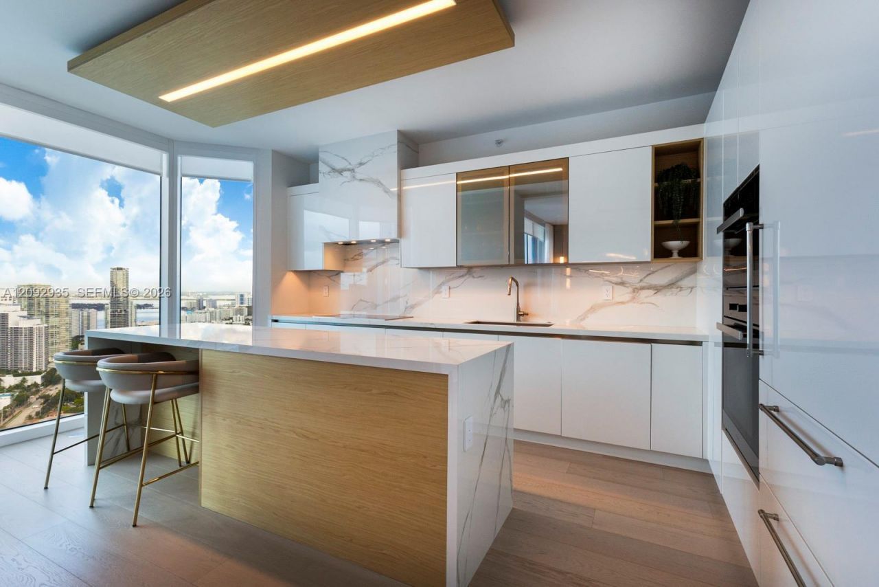 300 S Pointe Dr, Unit 4206, Miami Beach, FL 33139 Photo