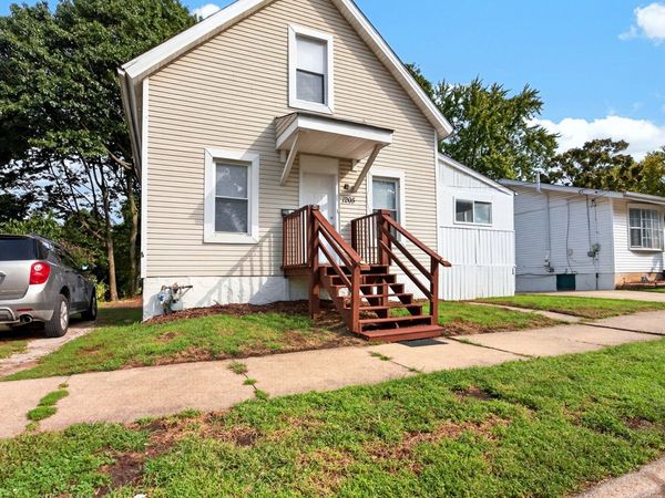 1205 W Taylor Street , Bloomington, IL 61701
