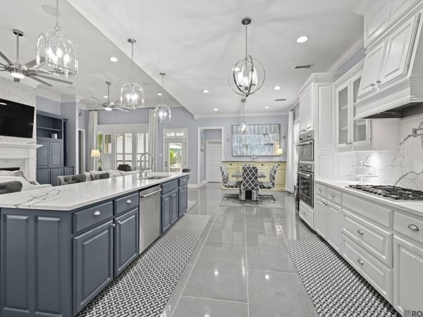 8915 Foxgate Dr, Baton Rouge, LA 70809