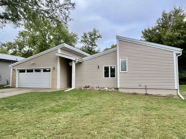 203 Willow Ct., Elk Point, SD 57025