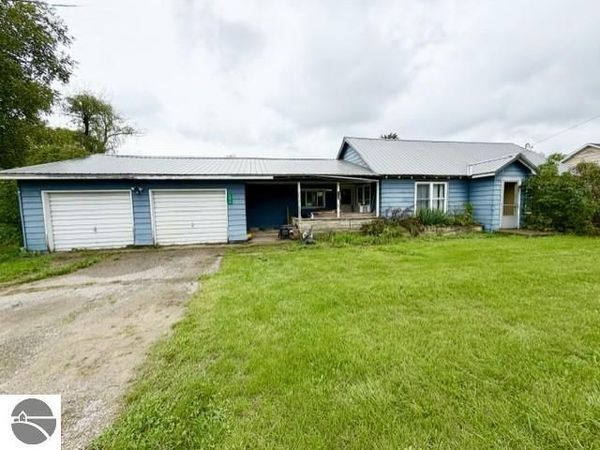 1026 Main Street S, Crystal, MI 48818