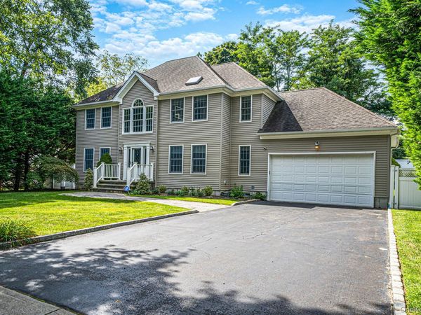9 Franciscan Lane , Smithtown, NY 11787