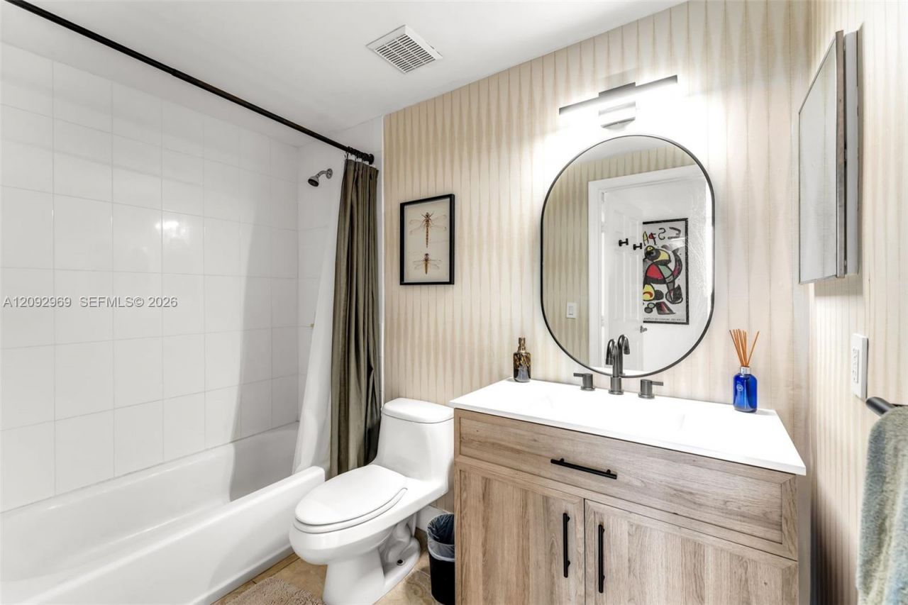 2425 SW 27th Ave , Unit 704, Miami, FL 33145 Photo