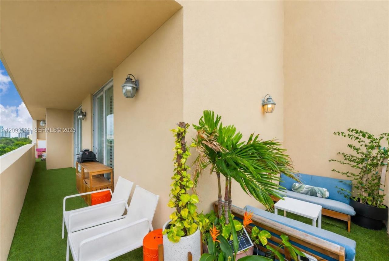 2425 SW 27th Ave , Unit 704, Miami, FL 33145 Photo