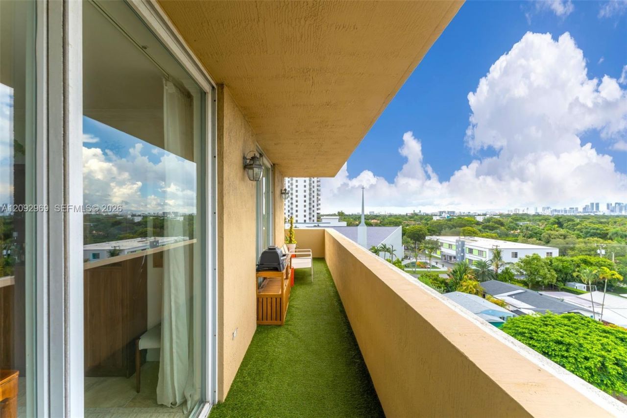 2425 SW 27th Ave , Unit 704, Miami, FL 33145 Photo