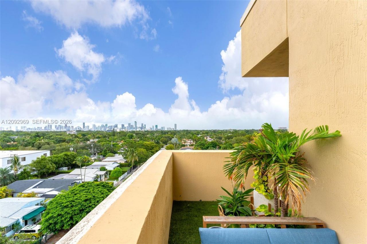 2425 SW 27th Ave , Unit 704, Miami, FL 33145 Photo