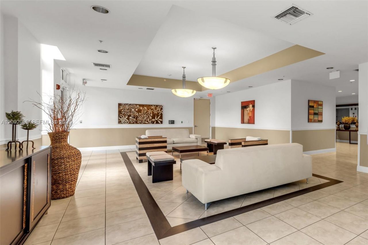 2425 SW 27th Ave , Unit 704, Miami, FL 33145 Photo