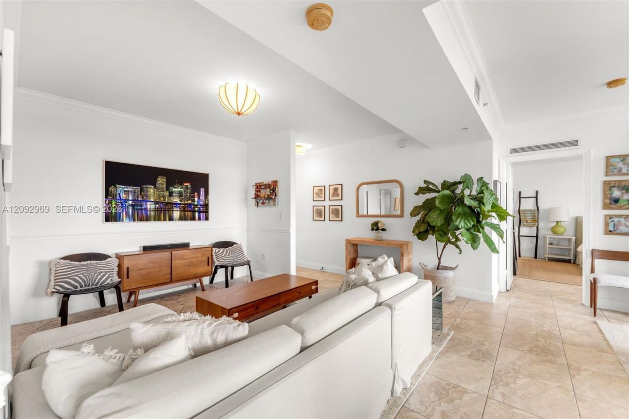 2425 SW 27th Ave , Unit 704, Miami, FL 33145 Photo