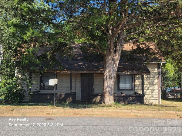 521 N Davis Avenue , Newton, NC 28658
