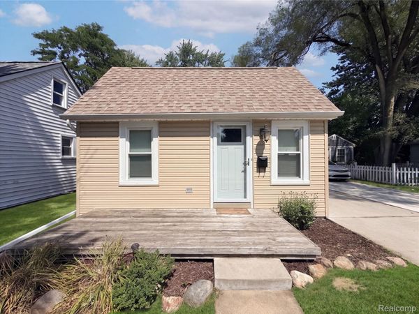 20919 Hollywood Street , Harper Woods, Mi 48225