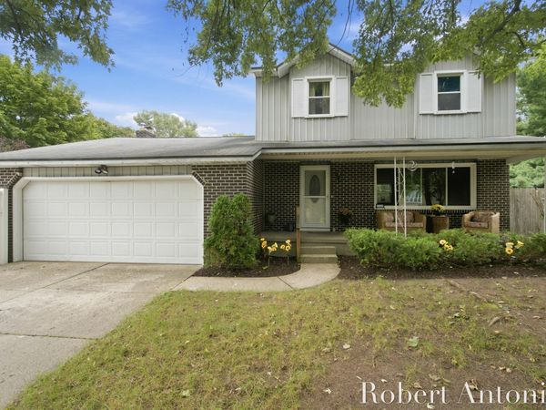 3756 Summit View Drive NE, Grand Rapids, MI 49525