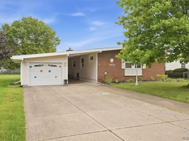 5953 North Drive , Lake View, NY 14085