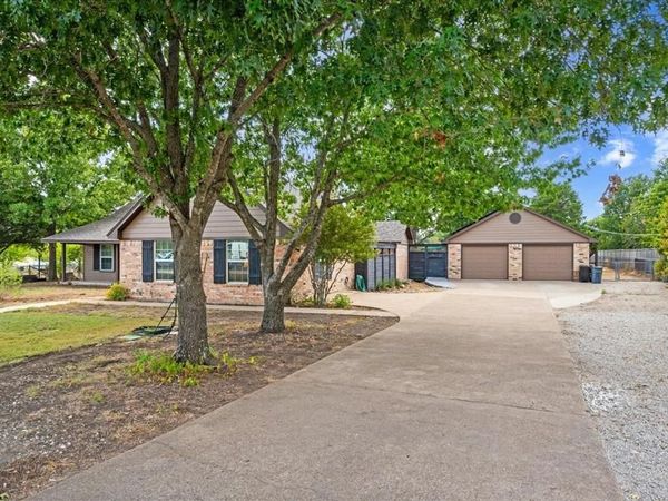 101 Randy Road , Pecan Hill, TX 75165